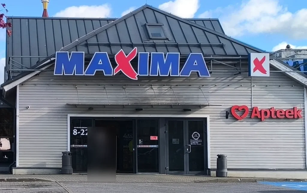 Maxima peauks parkla poolt; Sõsar Stuudio kleebis on parempoolsel uksel